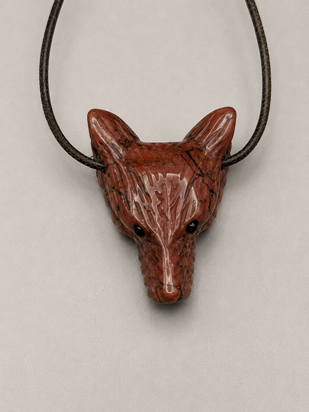 Wolfskopf-Anhänger aus Edelstein – gebohrt (ca. 3 cm) – Produktansicht von Seelenecho