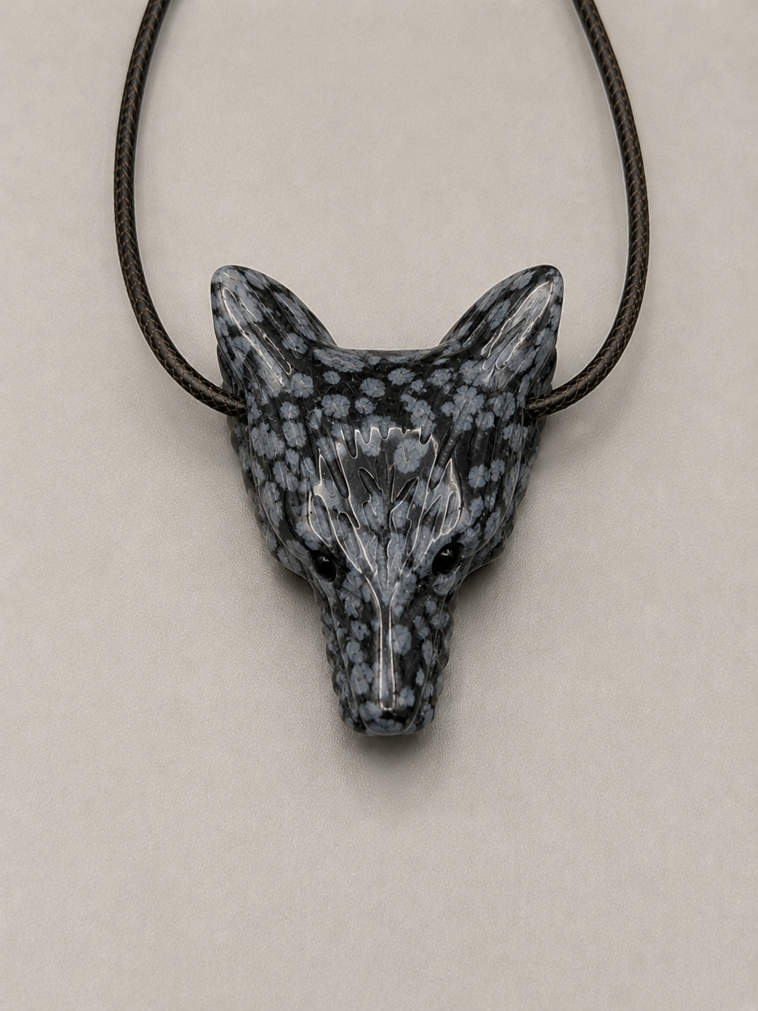 Wolfskopf-Anhänger aus Edelstein – gebohrt (ca. 3 cm) – Produktansicht von Seelenecho