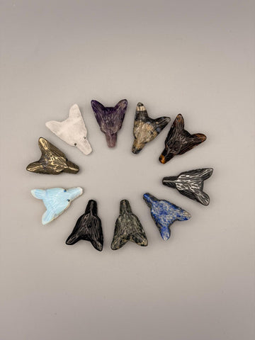 Wolfskopf-Anhänger aus Edelstein – gebohrt (ca. 3 cm)