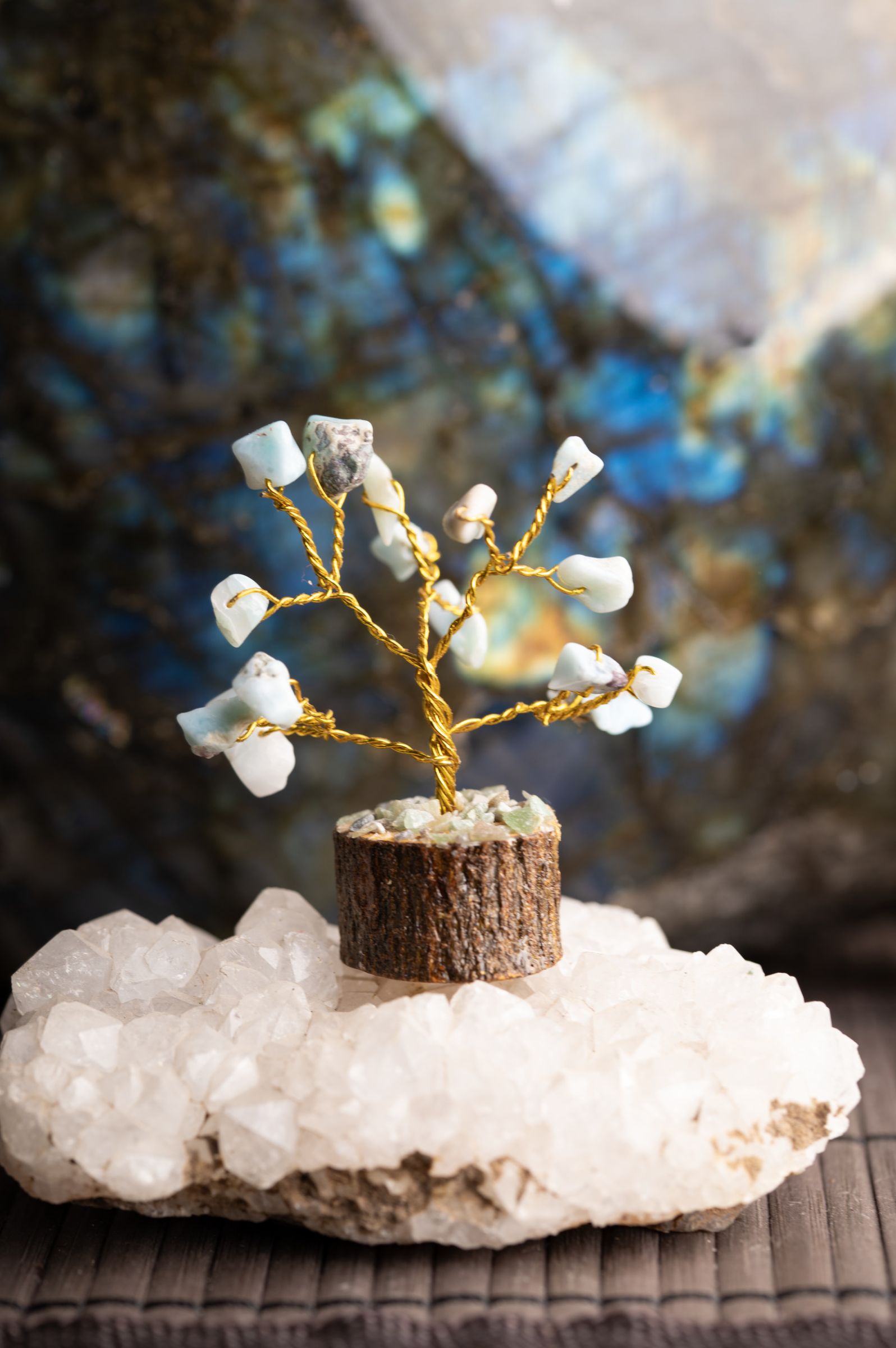 Kristallbäumchen Larimar auf Holzbasis – Ansicht 2