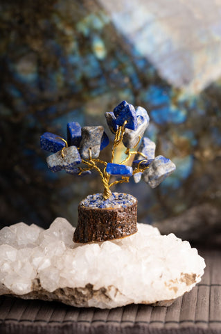 Kristallbäumchen Lapislazuli auf Holzbasis – Ansicht 2