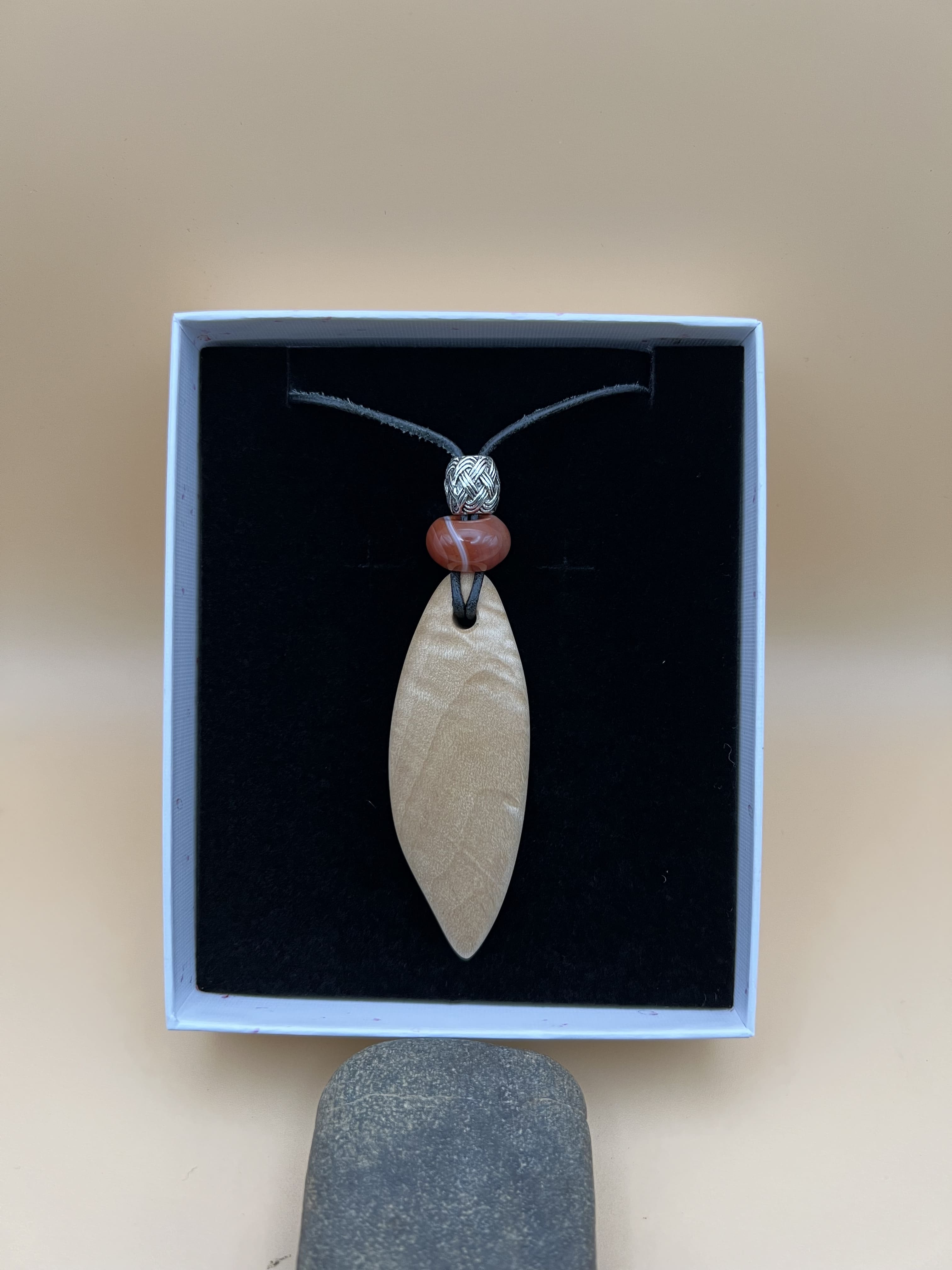 Ahornholz Anhänger mit Karneol-Perle und Lederband