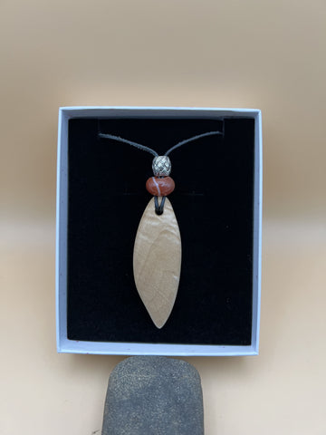 Ahornholz Anhänger mit Karneol-Perle und Lederband
