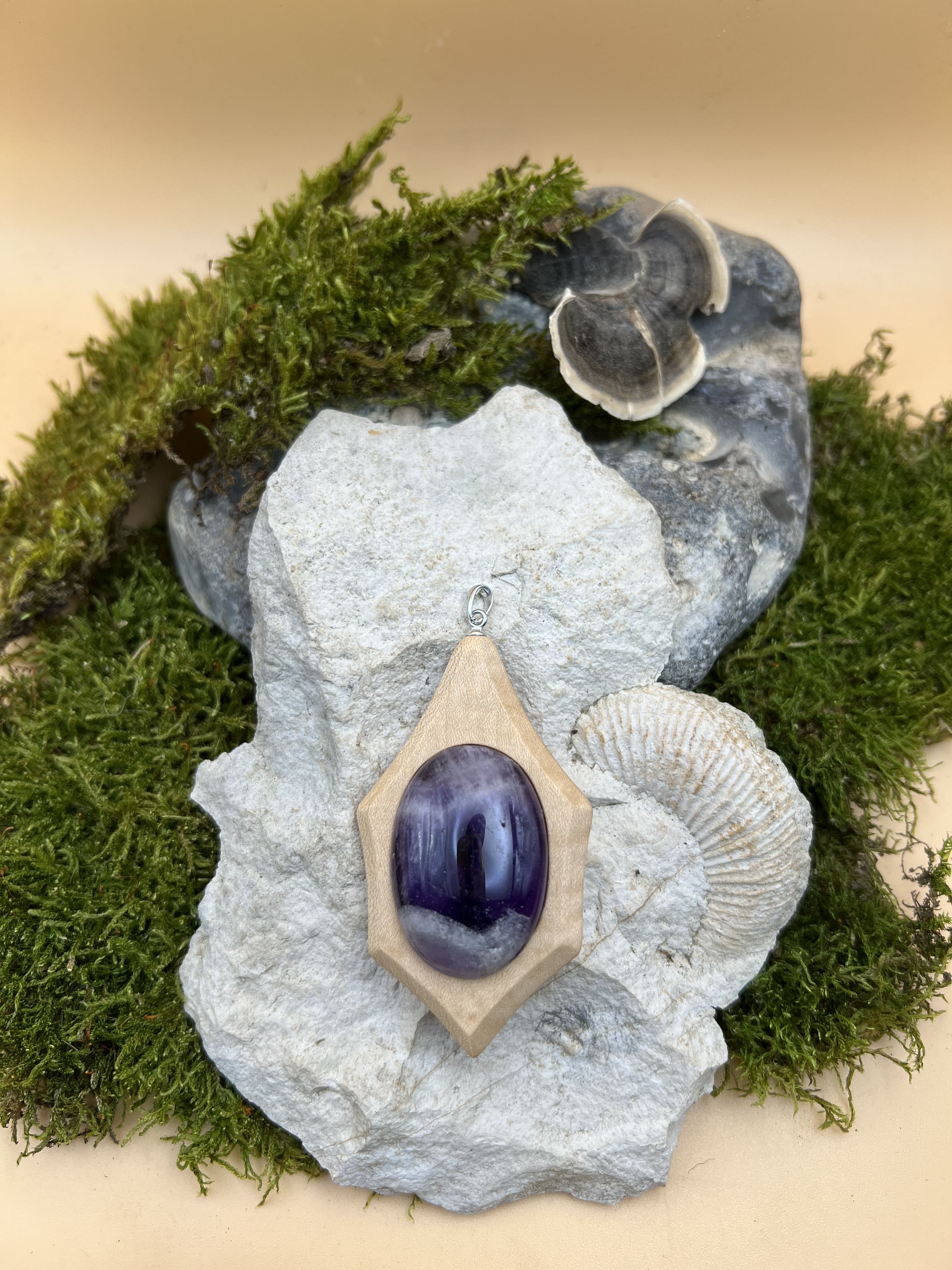 Amethyst Anhänger mit Ahornholz