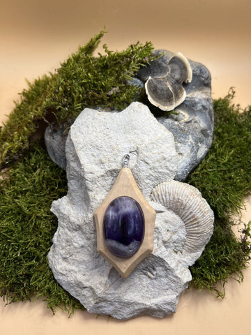 Amethyst Anhänger mit Ahornholz – Detailansicht