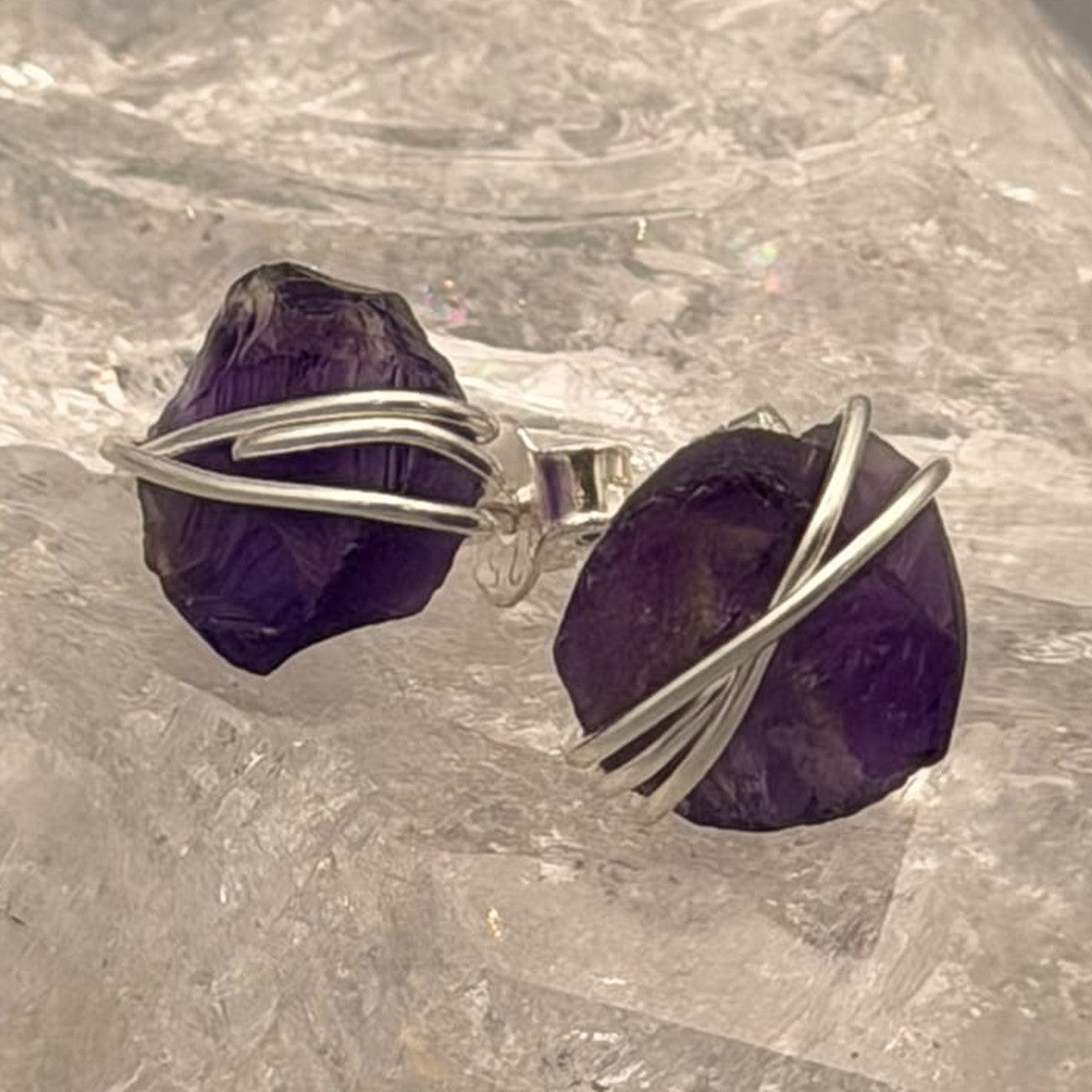 Amethyst Ohrstecker, Rohstein mit 925er Silberdraht umwickelt