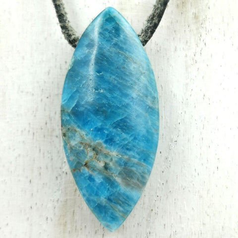 Blauer Apatit Anhänger – Inspiration, Kommunikation und innere Klarheit (Navette ca. 4 cm)
