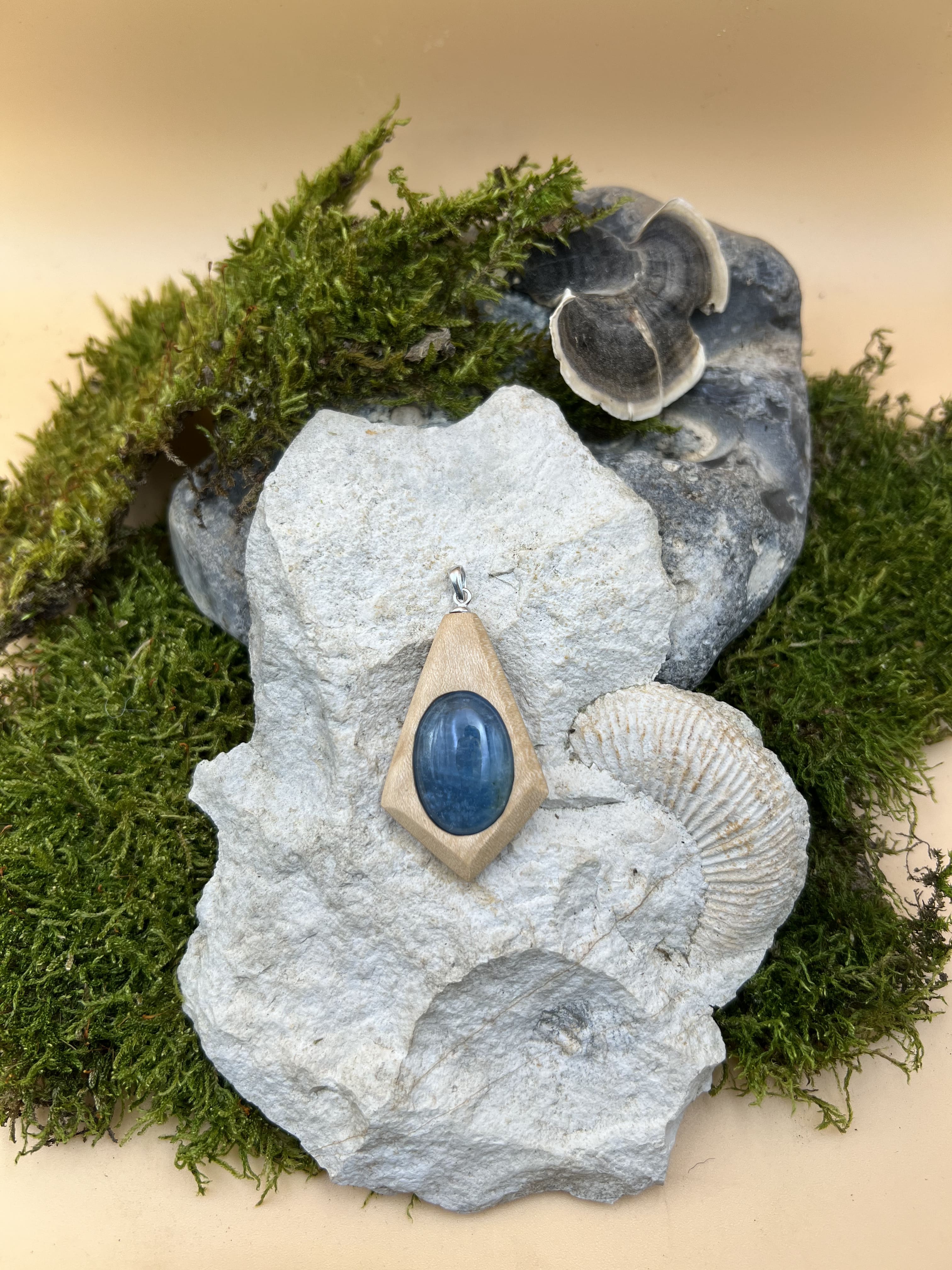 Aquamarin Anhänger mit Ahornholz