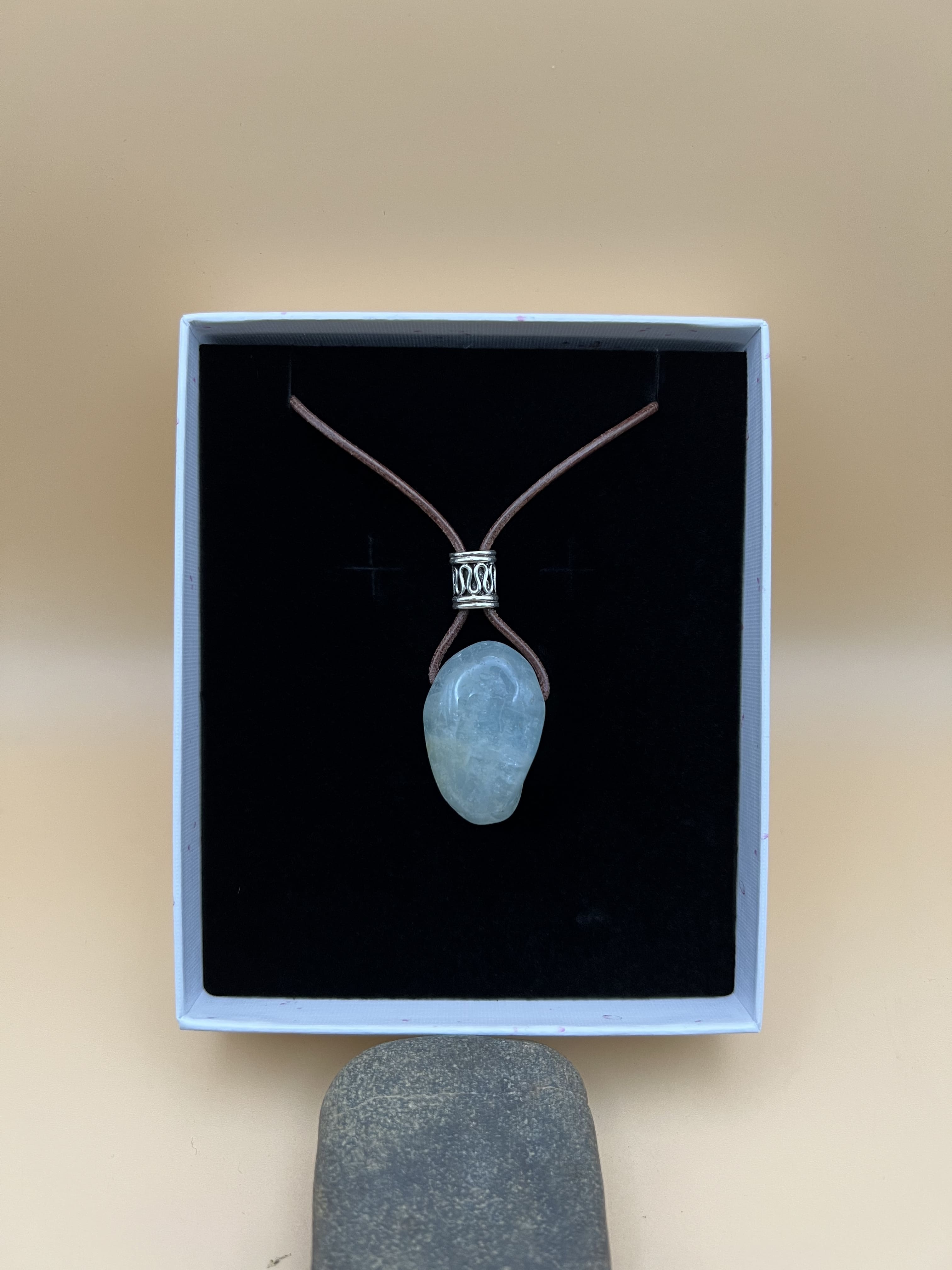 Aquamarin Anhänger mit Perle und Lederband