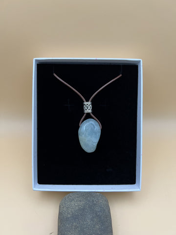 Aquamarin Anhänger mit Perle und Lederband