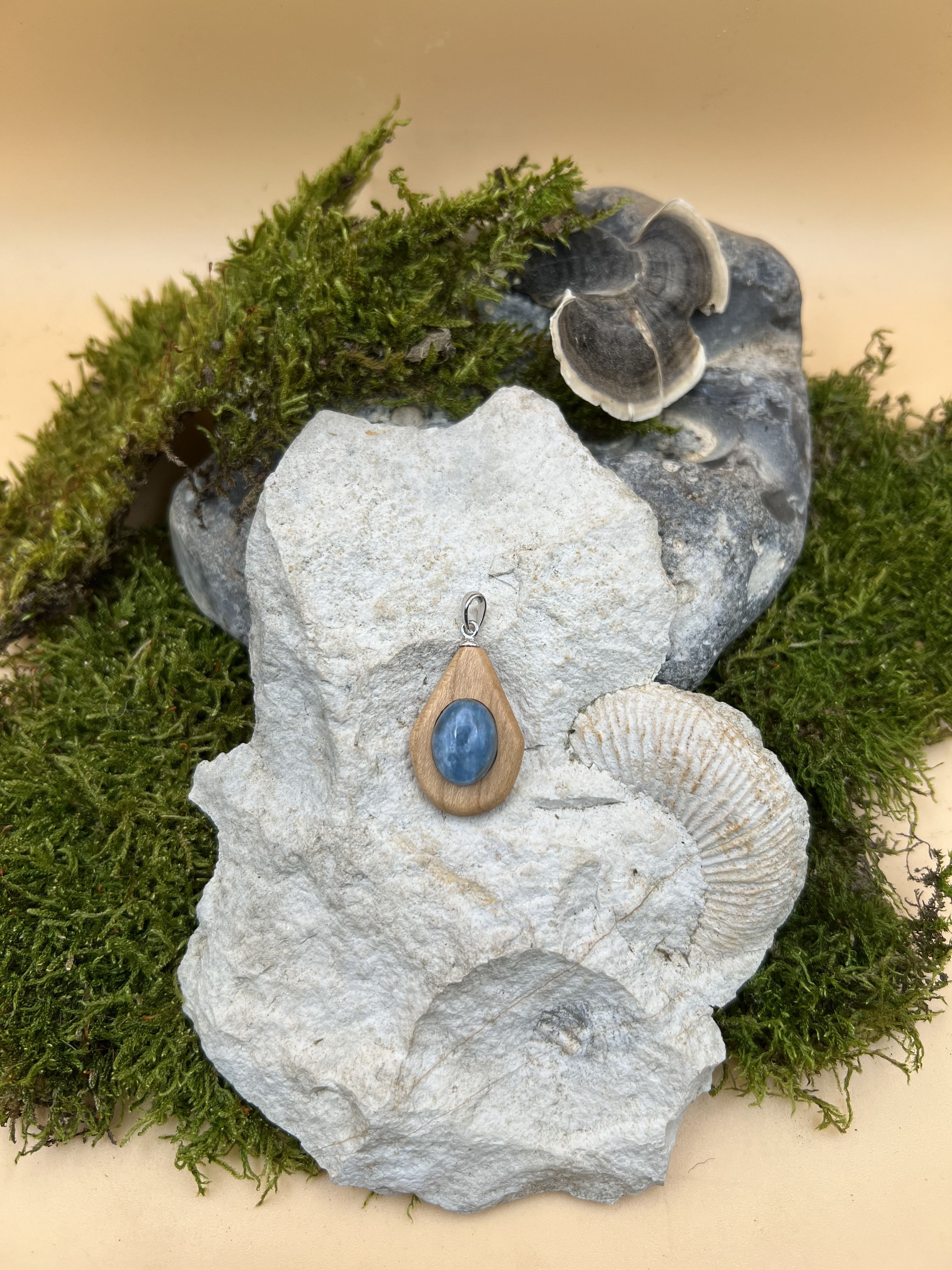 Aquamarin Anhänger mit Rüsterholz