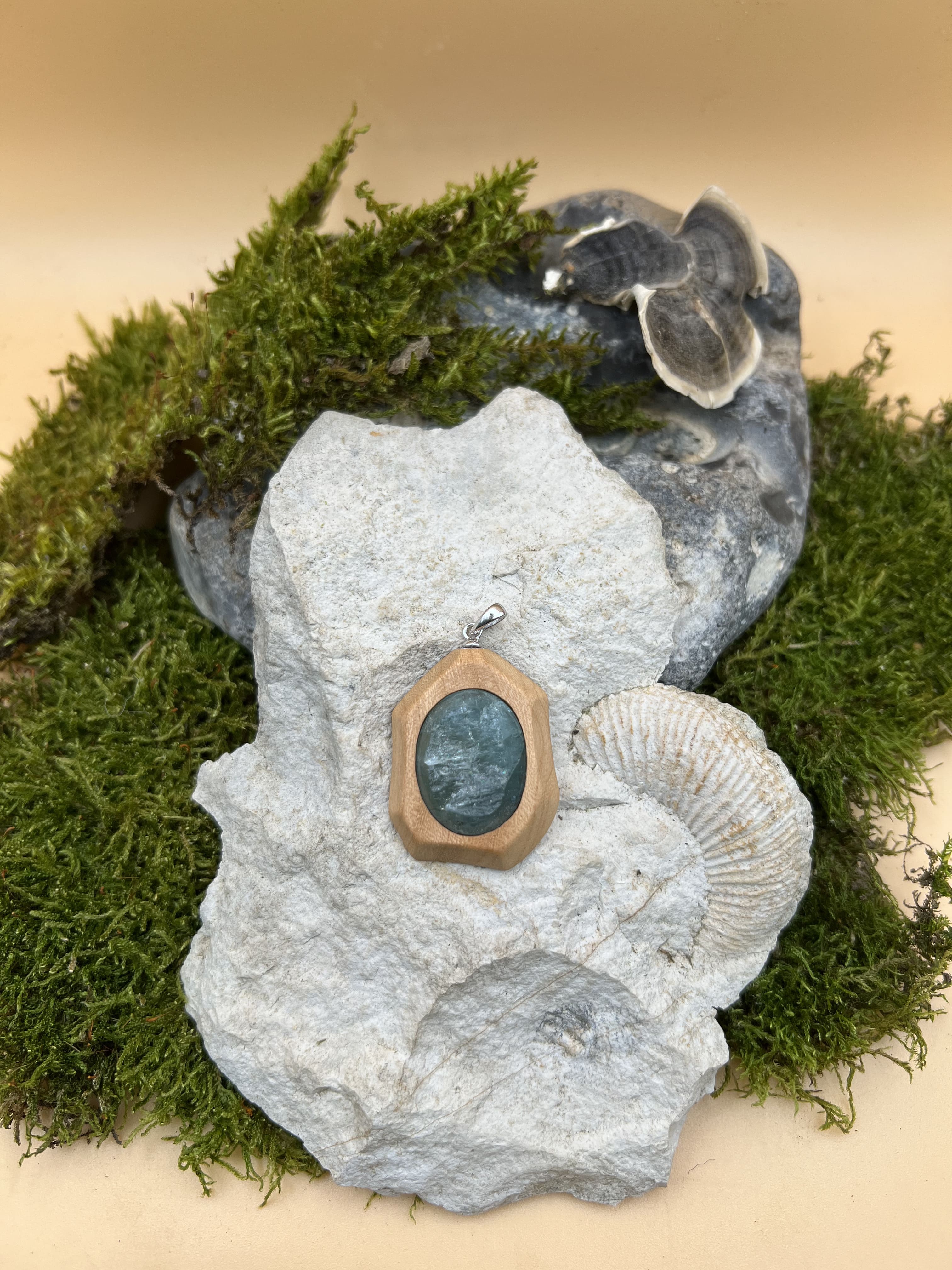 Aquamarin Anhänger mit Rüsterholz