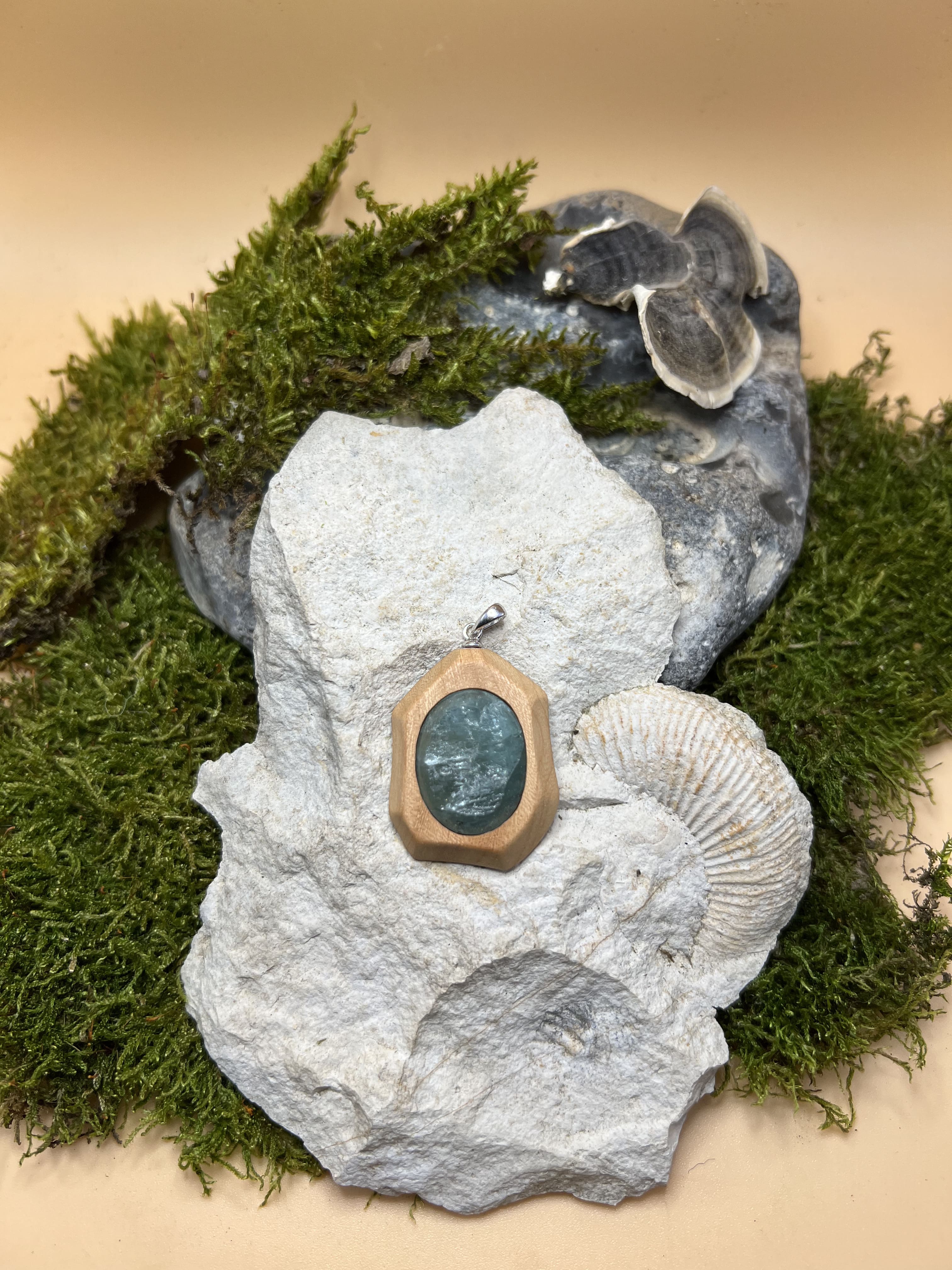 Aquamarin Anhänger mit Rüsterholz – Ansicht 2