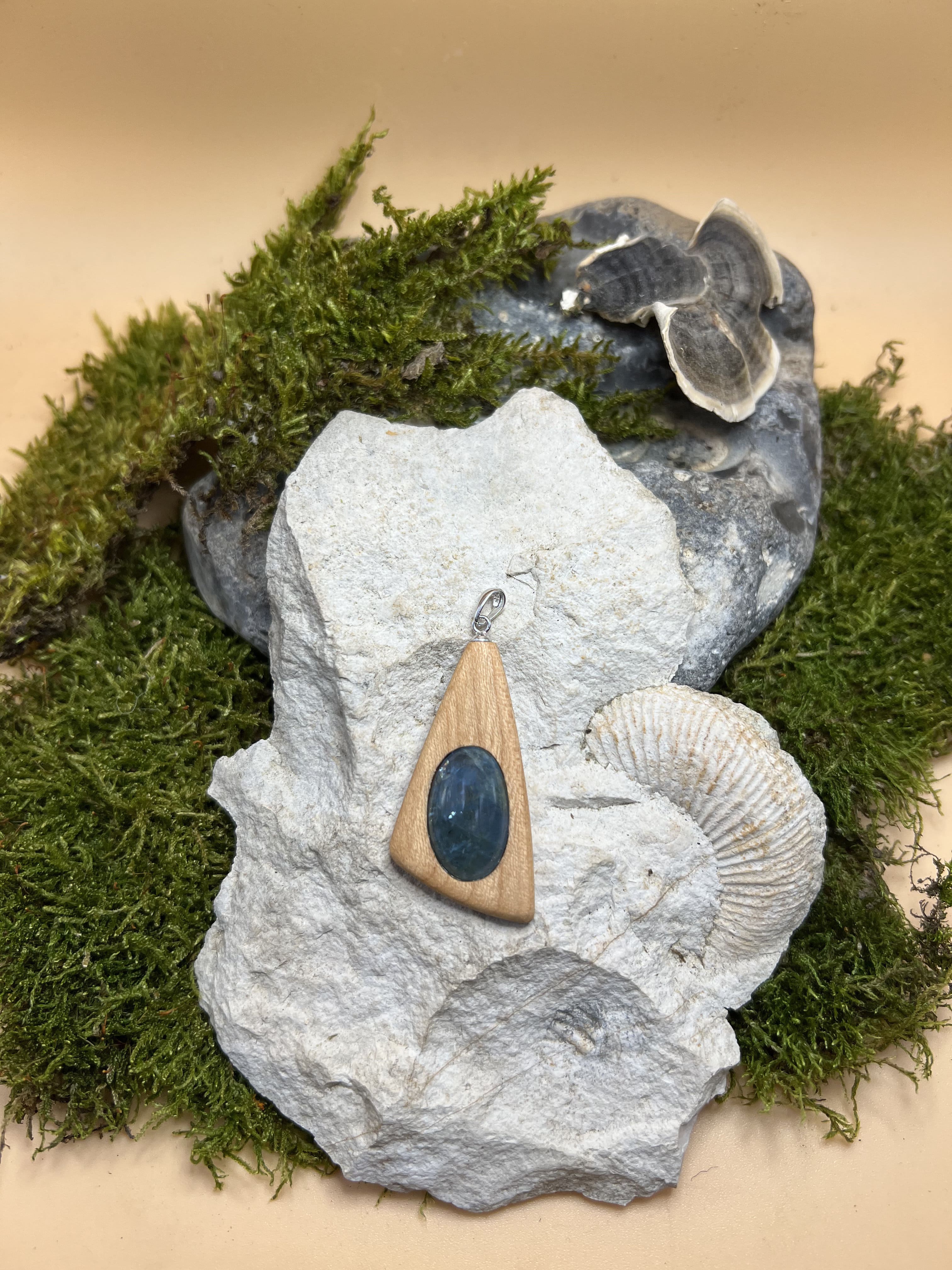 Aquamarin Anhänger mit Rüsterholz – Ansicht 2