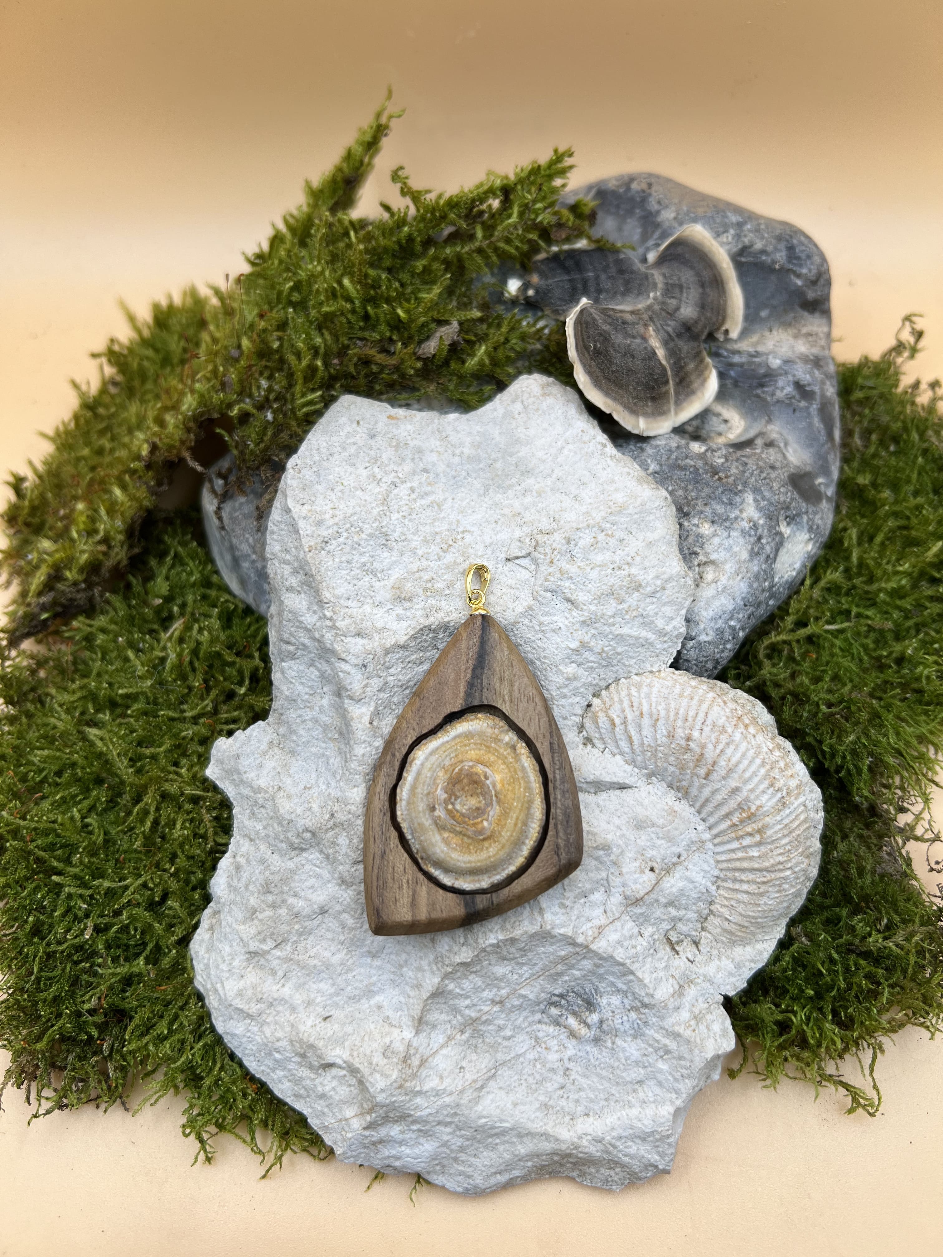 Chalcedonrose Anhänger mit Nussbaumholz