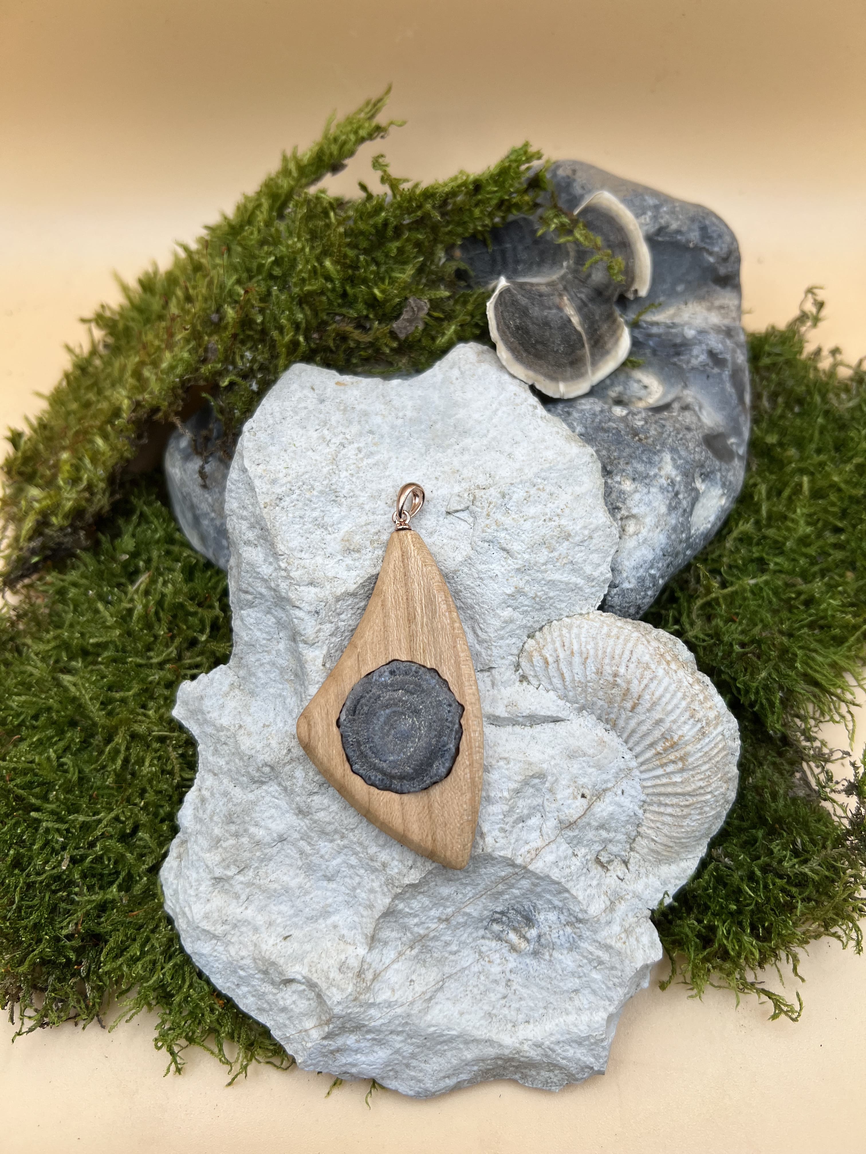 Chalcedonrose Anhänger mit Rüsterholz