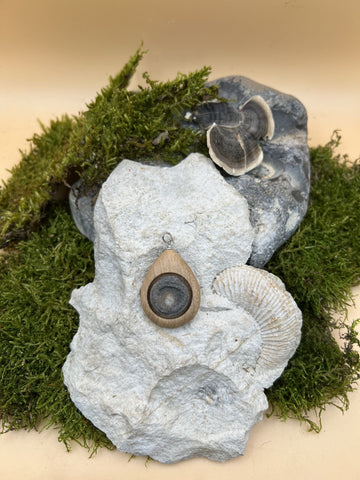 Chalcedonrose Anhänger mit Rüsterholz