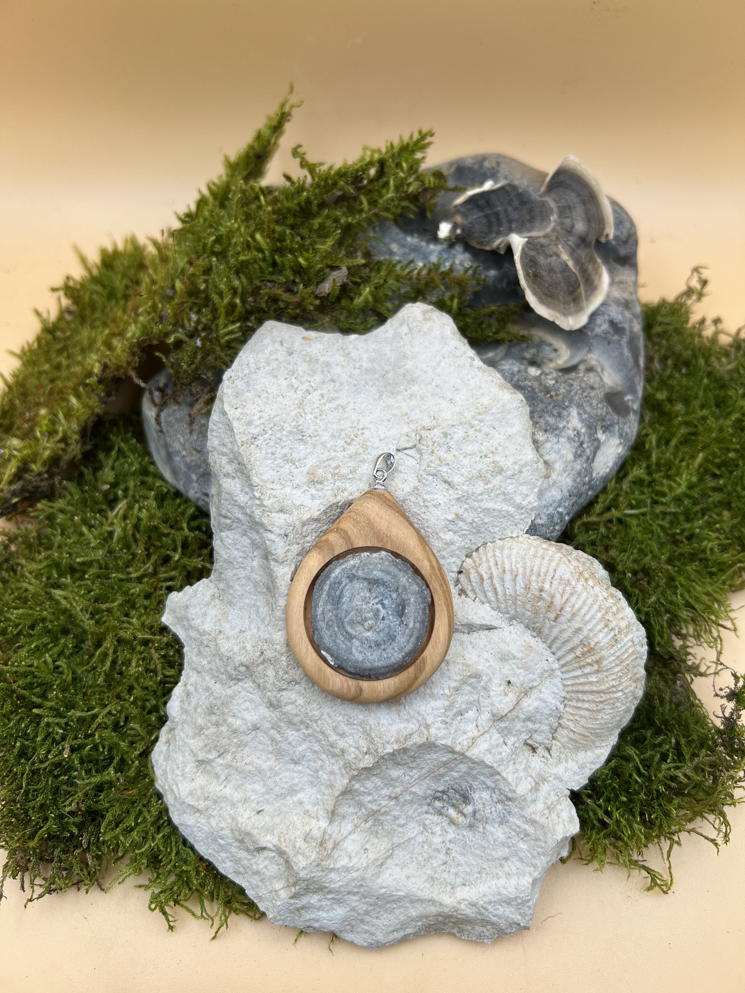 Chalcedonrose Anhänger mit Olivenholz
