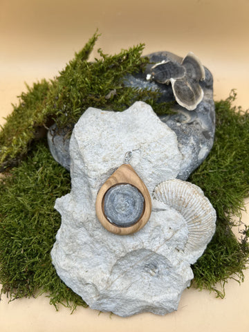 Chalcedonrose Anhänger mit Olivenholz
