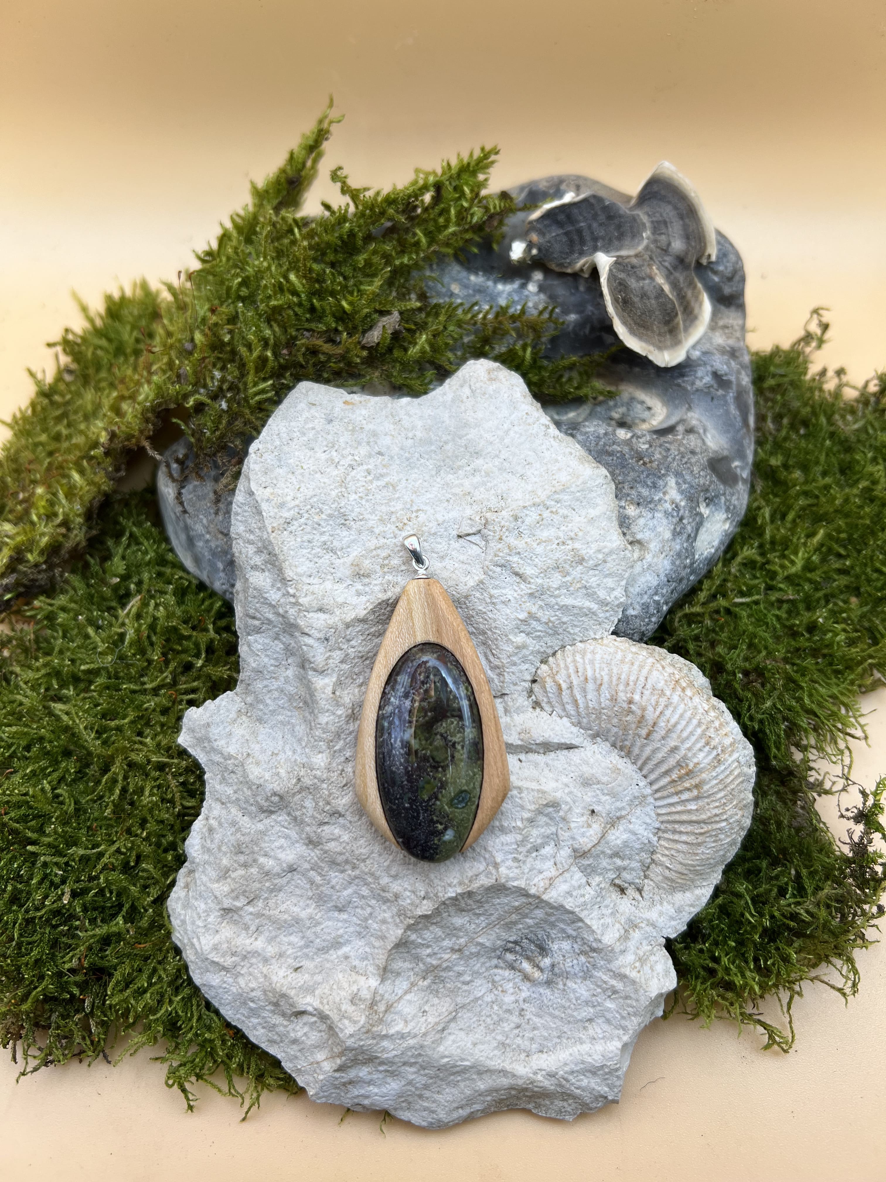 Drachenblutjaspis Anhänger mit Kirschbaumholz