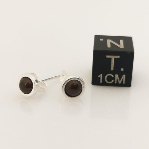 Granat Ohrstecker – Halbkugel ca. 4 mm · 925er Silber | Leidenschaft, Kraft & zeitlose Eleganz