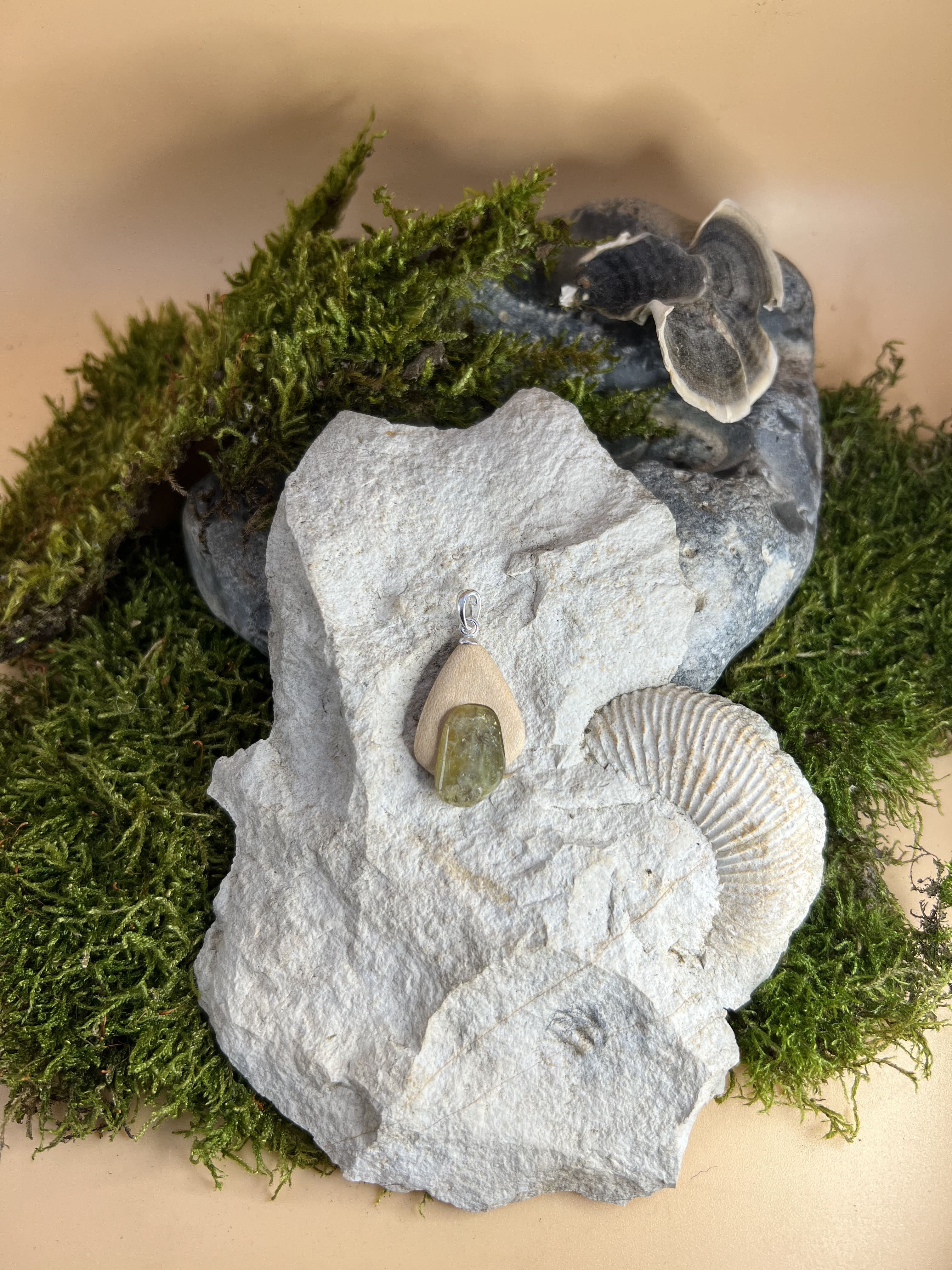 Grossular Anhänger mit Ahornholz