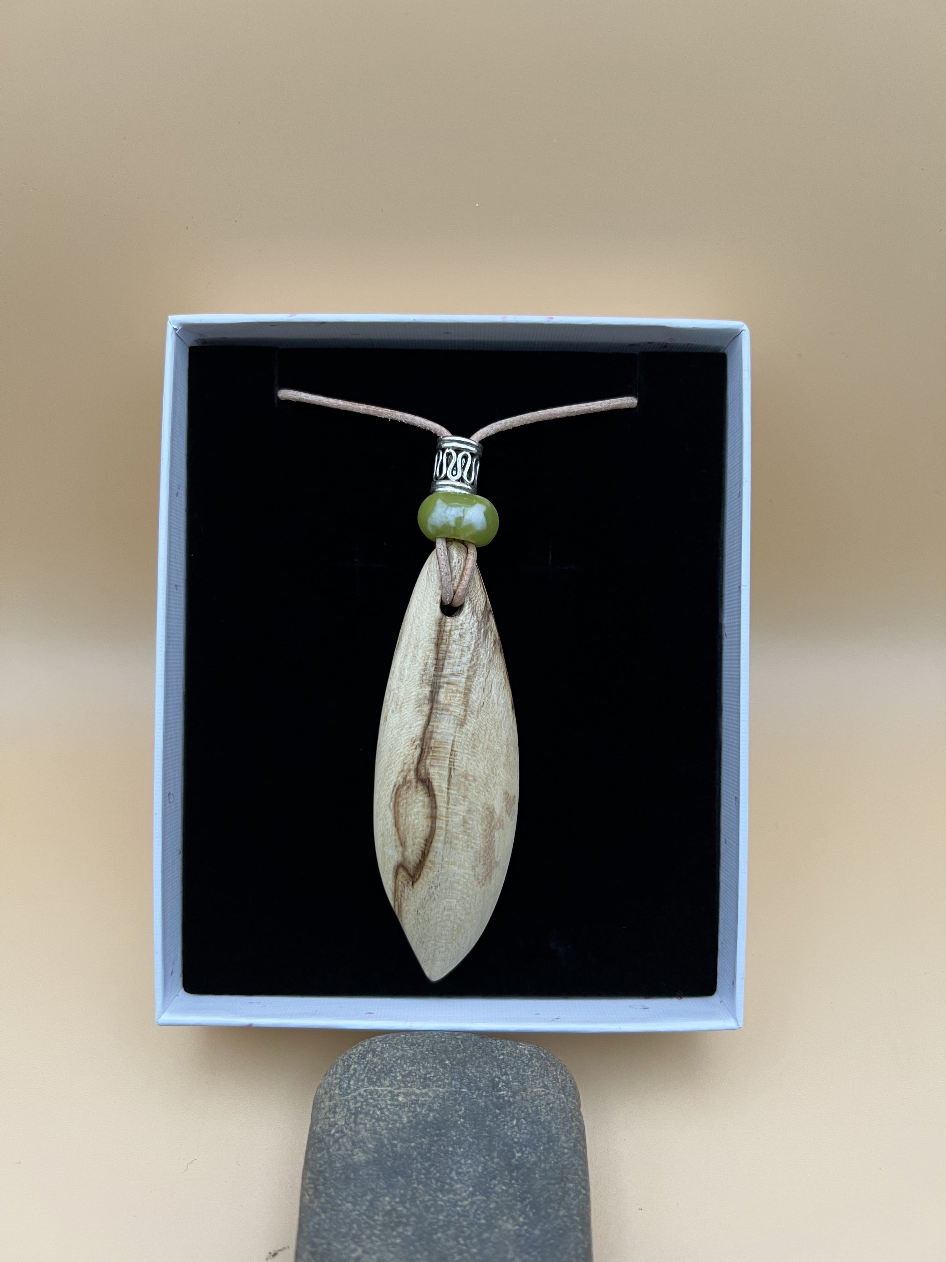 Kastanienholz Anhänger mit Jade-Perle und Lederband