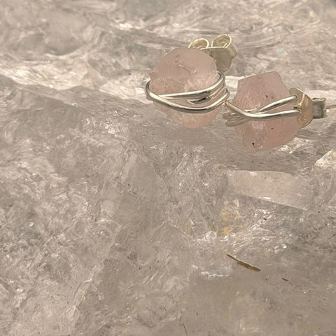 Rosenquarz Ohrstecker, Rohstein mit 925er Silberdraht umwickelt – Ansicht 1