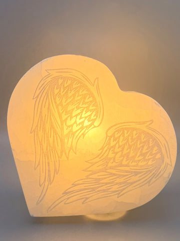 Selenit Herz-Lampe mit Engelsflügel-Gravur – Ansicht 1