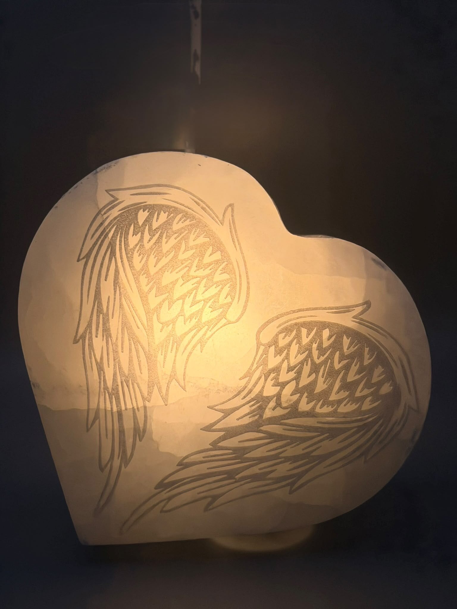 Selenit Herz-Lampe mit Engelsflügel-Gravur – Ansicht 2