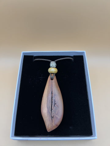 Zwetschgenholz Anhänger mit Jade-Perle und Lederband